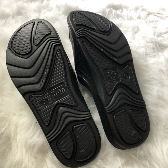 Black Flip Flops Men’s Size 9 Slide on Shoes - Picture 3 of 3